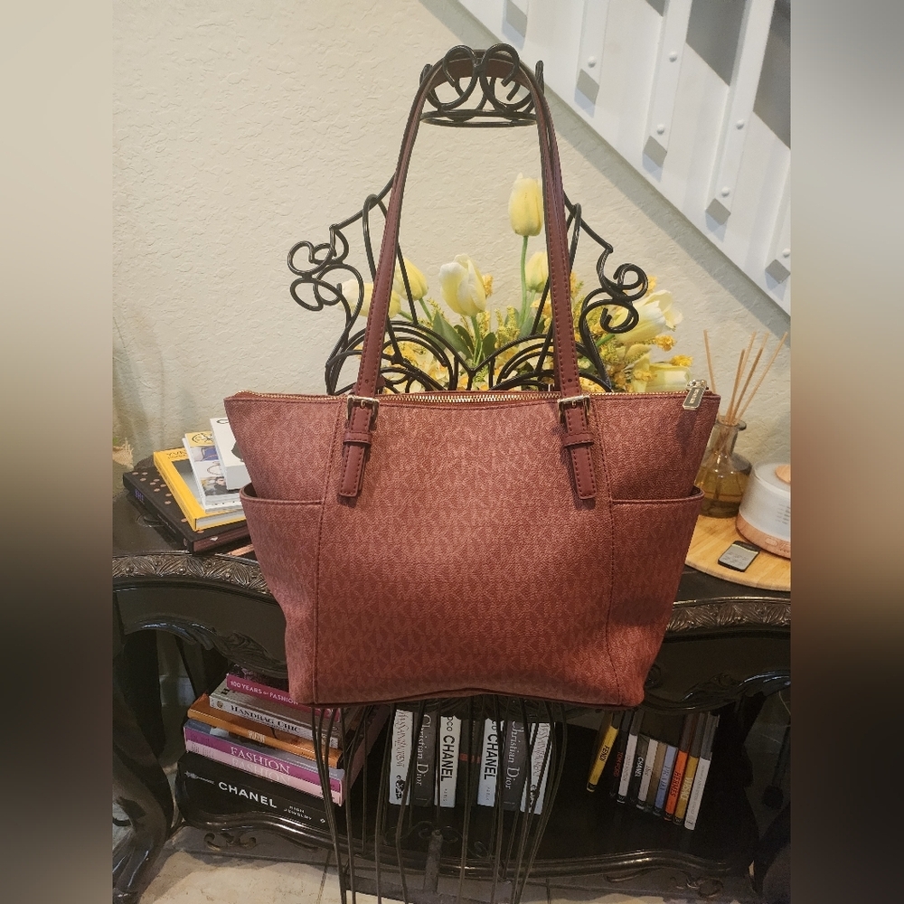 Michael Kors Logo Jet Set East West Top Zip Tote NWOT - Picture 2 of 4